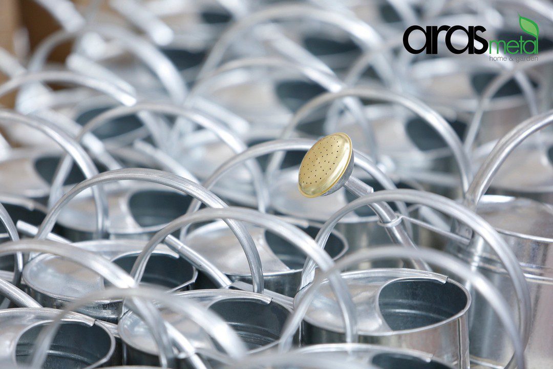 A sunrise is one of the most impressive sights one can ever witness. It not only looks beautiful but also gives us new hope and new beginnings... 🌞
#wateringcan #wateringcans #gardenlove #gardenlife #garden #gardening #gardendesign #plantsofinstagram #IndoorPlants #houseplantlove #urbanjunglebloggers #galvanizedbucket #galvanizeddécor #homedecoration 🌻